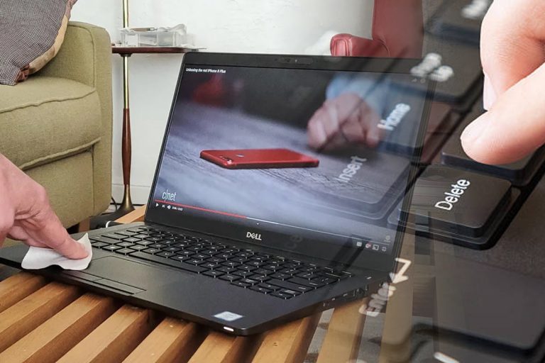 Renunță imediat la soluțiile din comerț. Ingredientul surpriză care elimină praful de pe tastatura laptopului