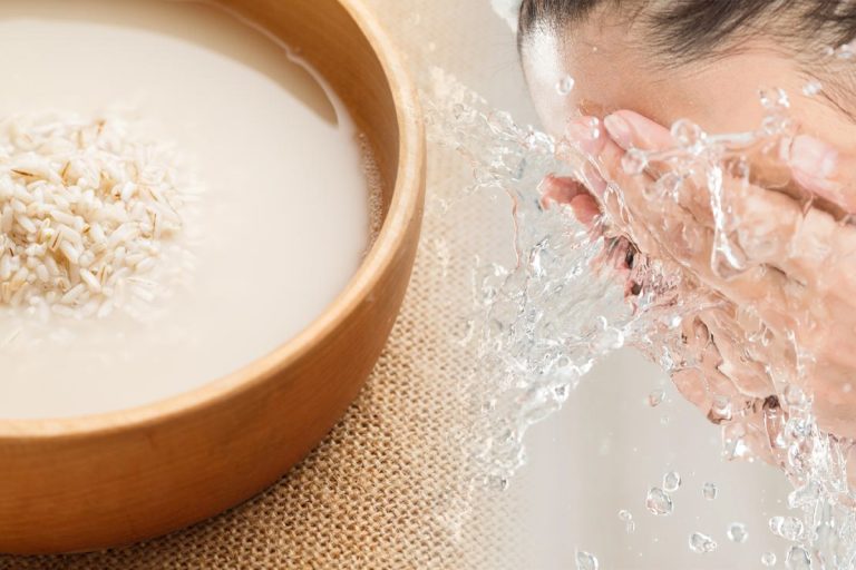 S-a spălat pe față cu apa în care a fiert orezul, rezultatul a uimit-o total. Nu s-a recunoscut în oglindă