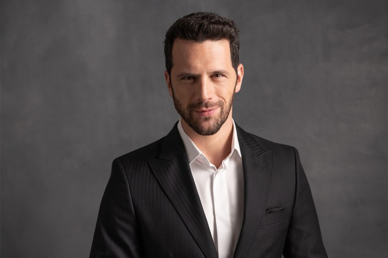 Schimbare de look pentru Adrian Nartea. Actorul s-a lăsat pe mâna fanilor, ce a ieșit: “Soția mea a zis un DA așa mai timid” VIDEO EXCLUSIV