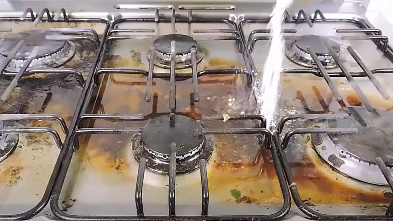 Scoate petele de grăsime de pe aragaz cu făină