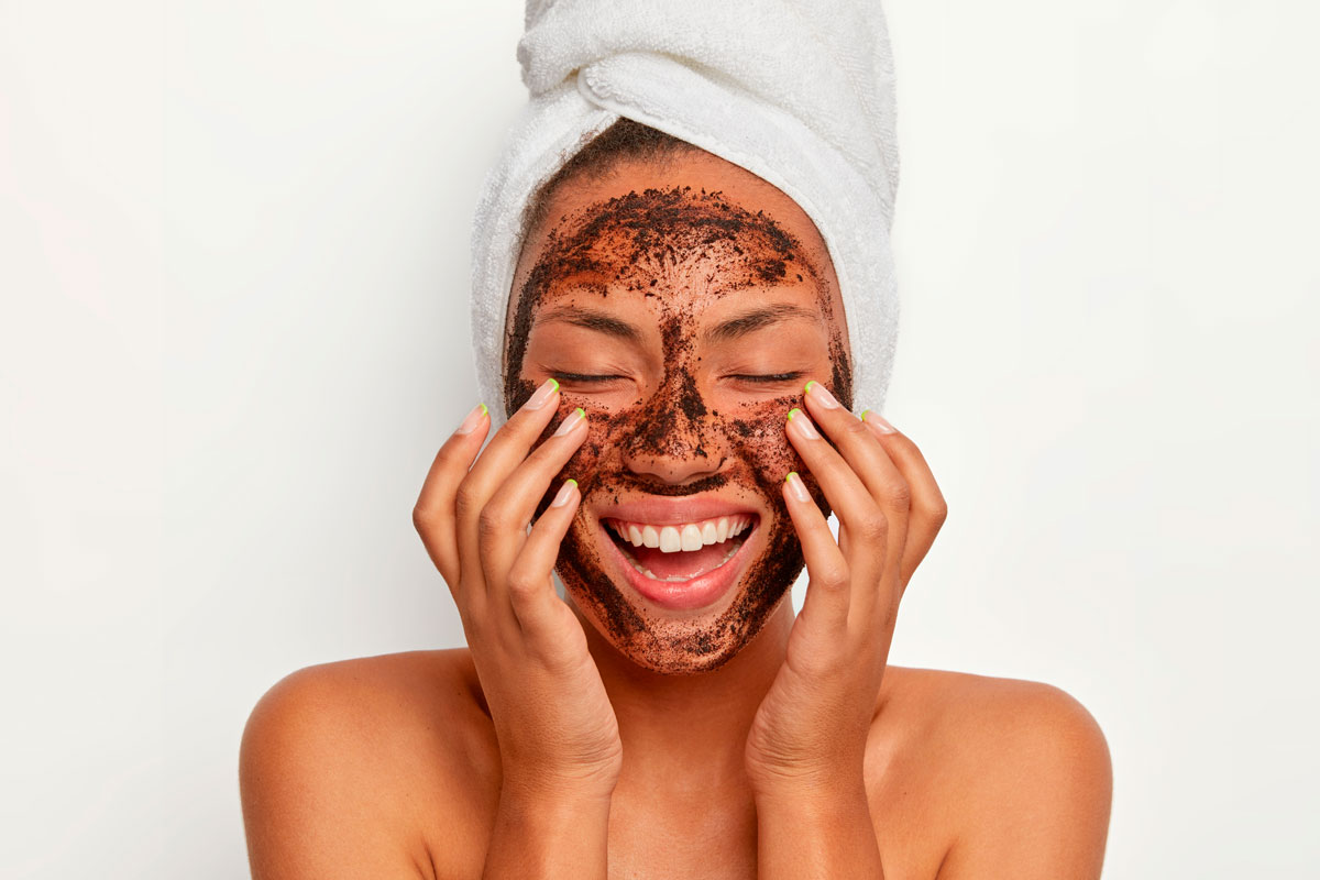 Si-a facut o masca de fata cu zat de cafea si ulei de masline. Ce a observat peste 5 minute, a scapat de un mare chin