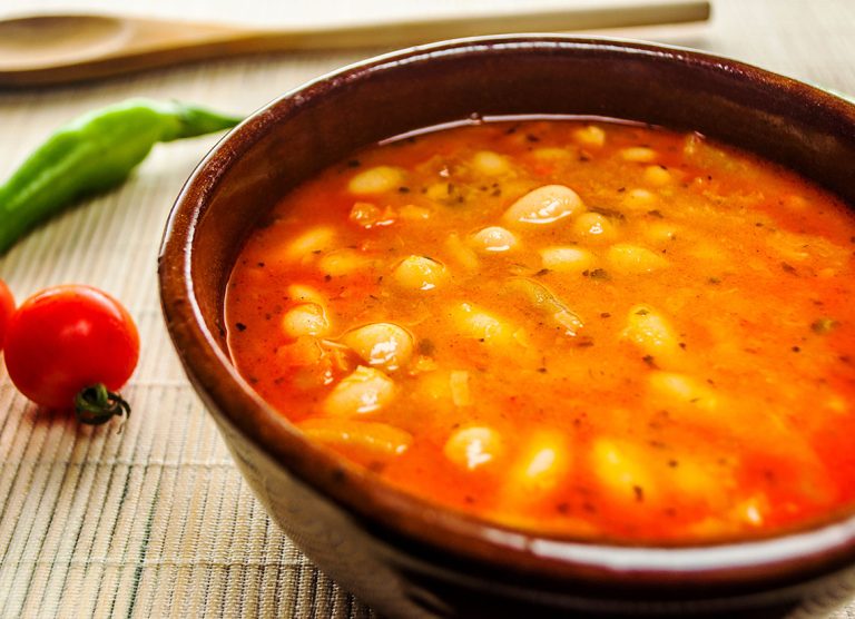 Când se pune sarea în ciorba de fasole, de fapt. Secretul din bucătărie pe care ți-ai fi dorit să-l știi mai devreme