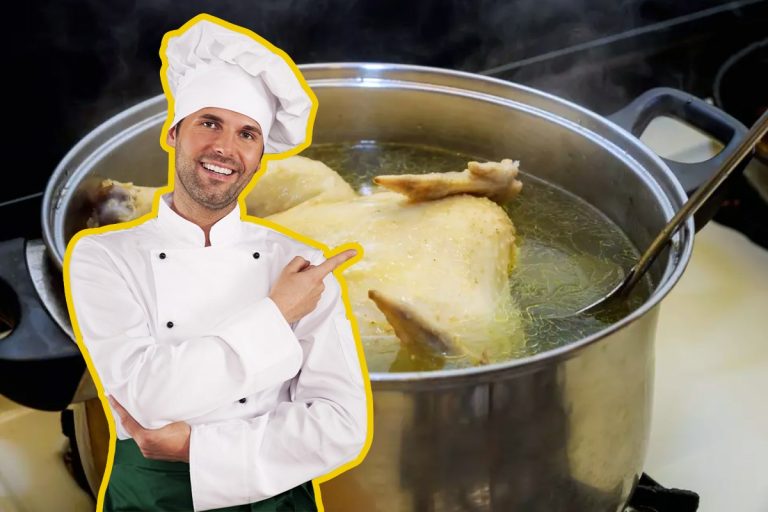 Nu mai arunca prima apă în care a fiert carnea pentru ciorbă. Cât e de utilă, de fapt. Secretul pentru un gust nemaipomenit