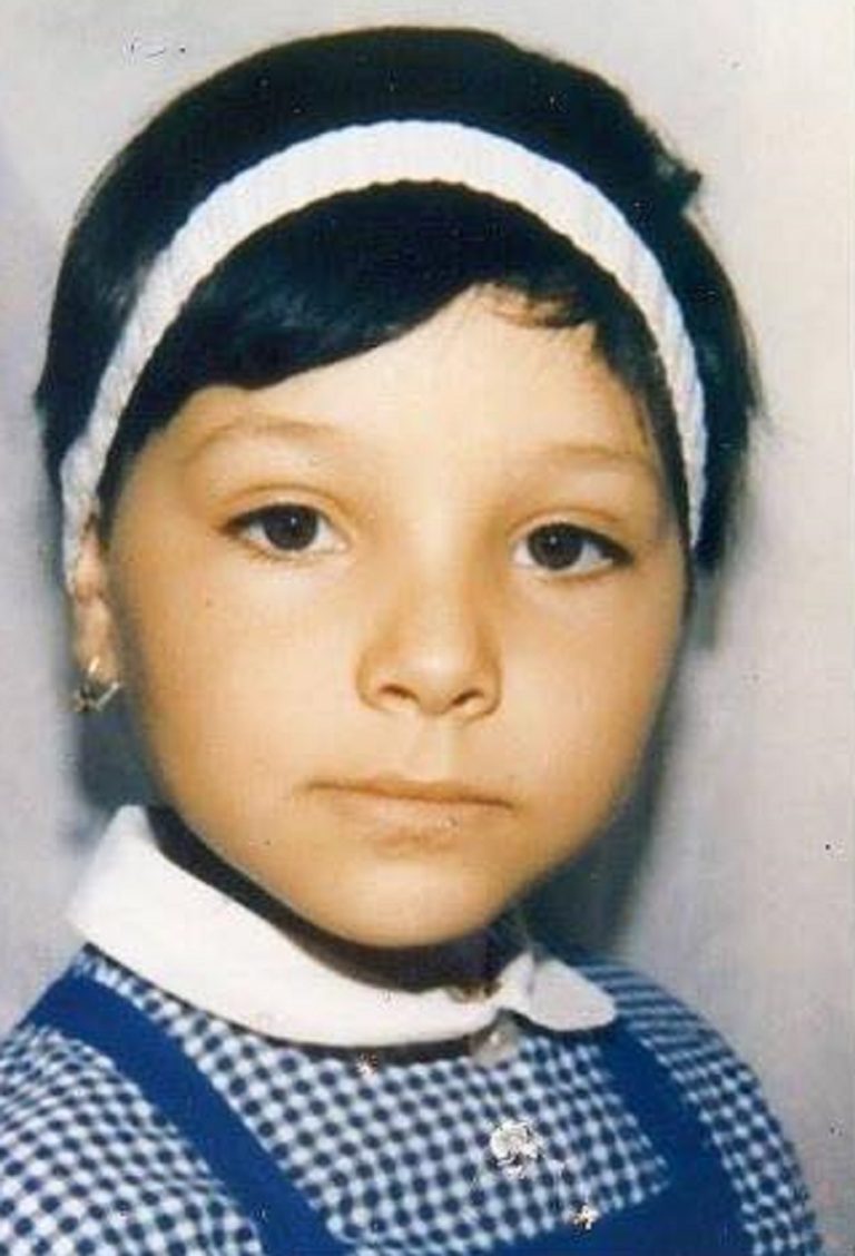 O recunoști pe fetița din poză? Astăzi e o mare vedetă în România, mulți suspină după ea