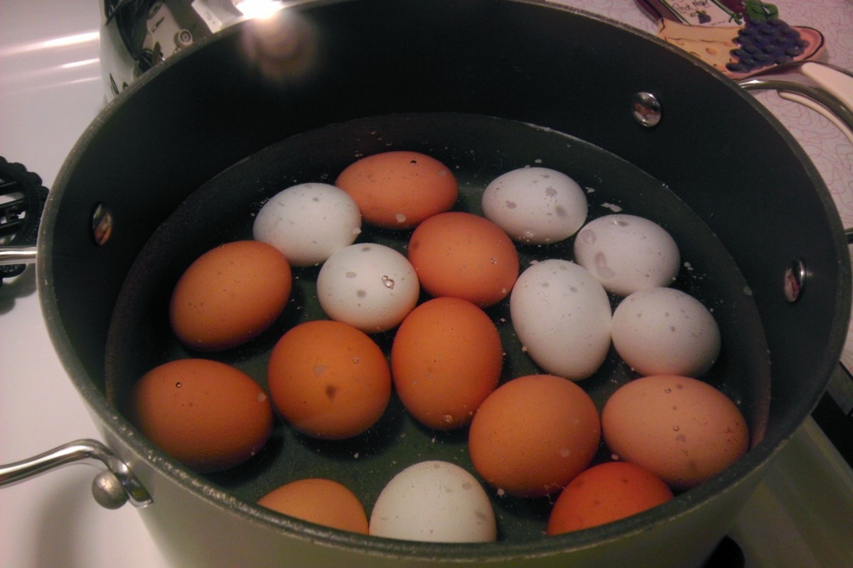 Ce să adaugi în apa în care fierb ouăle