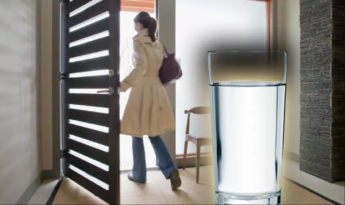 Lasă un pahar cu apă în fața ușii, înainte de a pleca la muncă