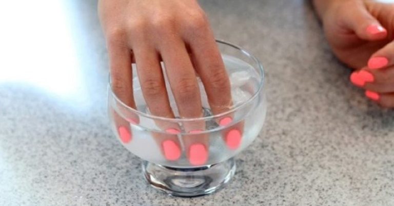 Trucul inedit pentru o manichiură perfectă. De ce să îți pui unghiile în apă cu gheață după ce le-ai dat cu ojă