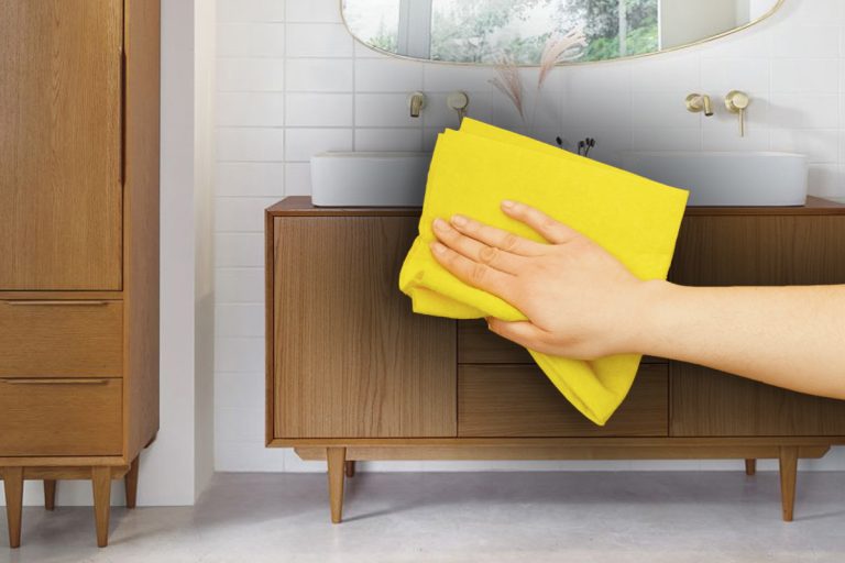 Amestecul surprinzător care curăță perfect mobila din lemn. Ai nevoie doar de două ingrediente. Trucul de care nimeni nu știe