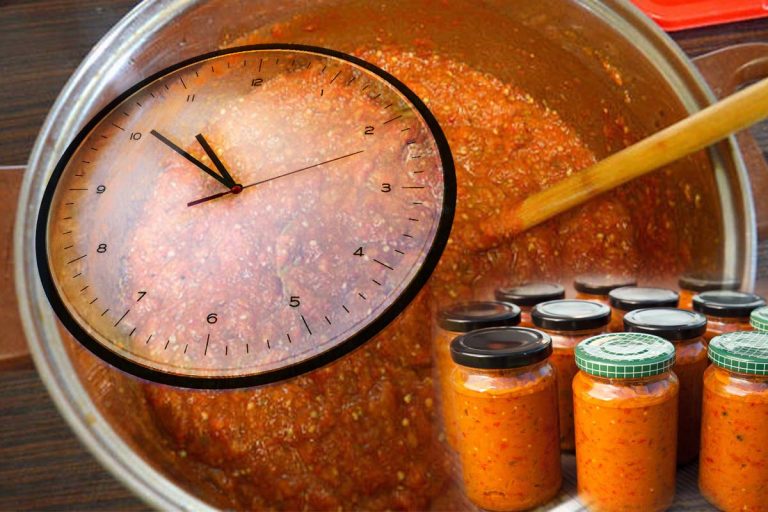 Cât timp se fierbe zacusca. Secretul ca să reziste toată iarna și să nu prindă mucegai