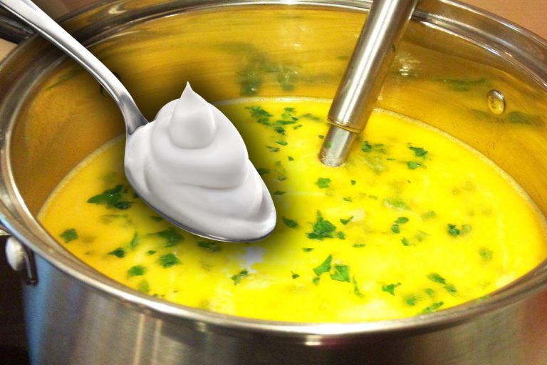 Ce să adaugi în ciorbă în loc de smântână. Ingredientul secret care îi dă un gust deosebit, iese delicioasă și cu puține calorii