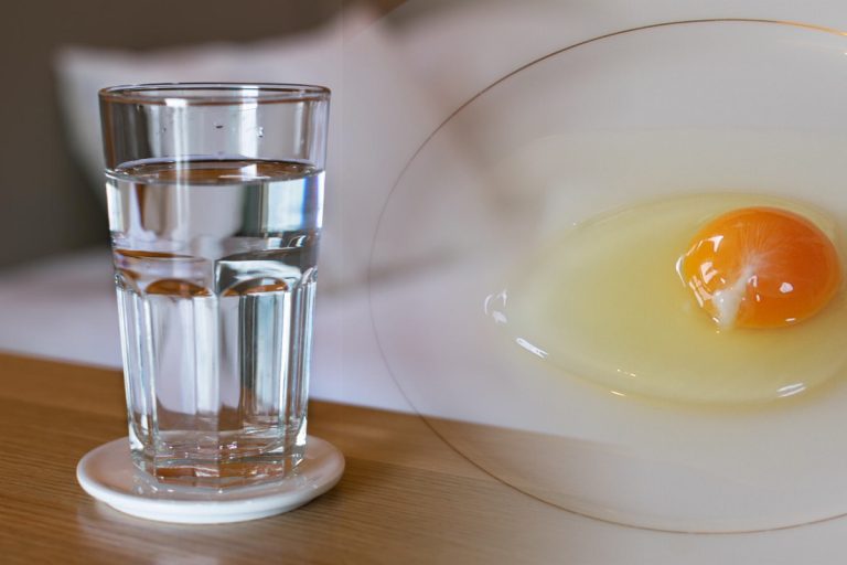 Ce se întâmplă dacă pui un ou crud într-un pahar cu apă, pe noptieră, înainte de culcare. Rezultatele sunt extraordinare