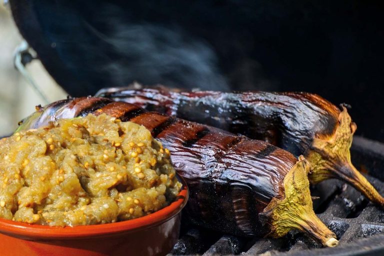 Cel mai rapid truc pentru a decoji vinetele coapte. Durează doar câteva secunde, îți va ușura cu mult munca