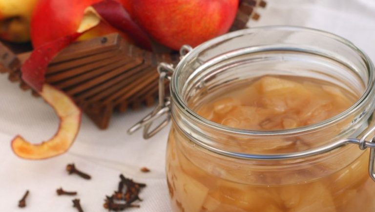 Cât se fierbe compotul de mere. Așa se va păstra foarte bine chiar și câțiva ani. Ce să-i adaugi pentru un gust unic