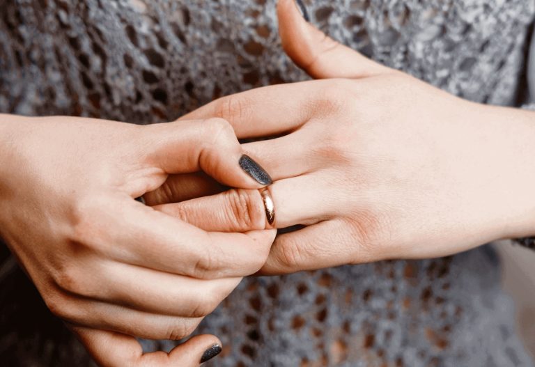 Cum poți să scoți inelul dacă ți s-a blocat pe deget. Aceste trucuri banale îți pot fi de mare folos