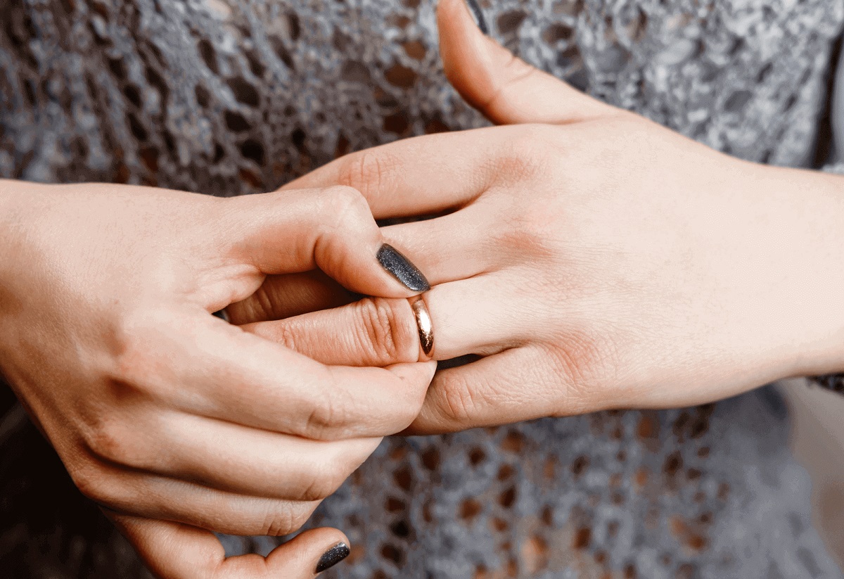 Cum poți să scoți inelul dacă ți s-a blocat pe deget. Aceste trucuri banale îți pot fi de mare folos