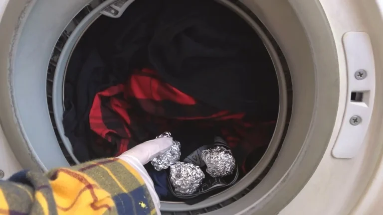 De ce să pui folie de aluminiu în mașina de spălat, de fapt. Detaliul pe care nu ți l-a spus nimeni până acum