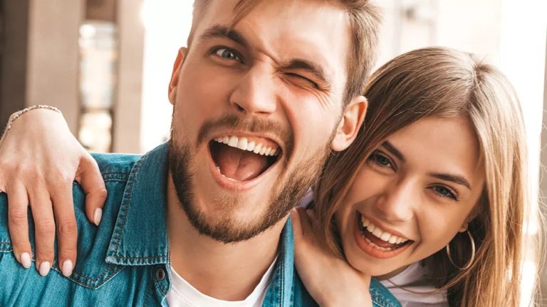 Gesturile prin care partenerul te minte cu nerușinare. Așa îți dai seama repede că îți ascunde ceva și că nu te mai iubește