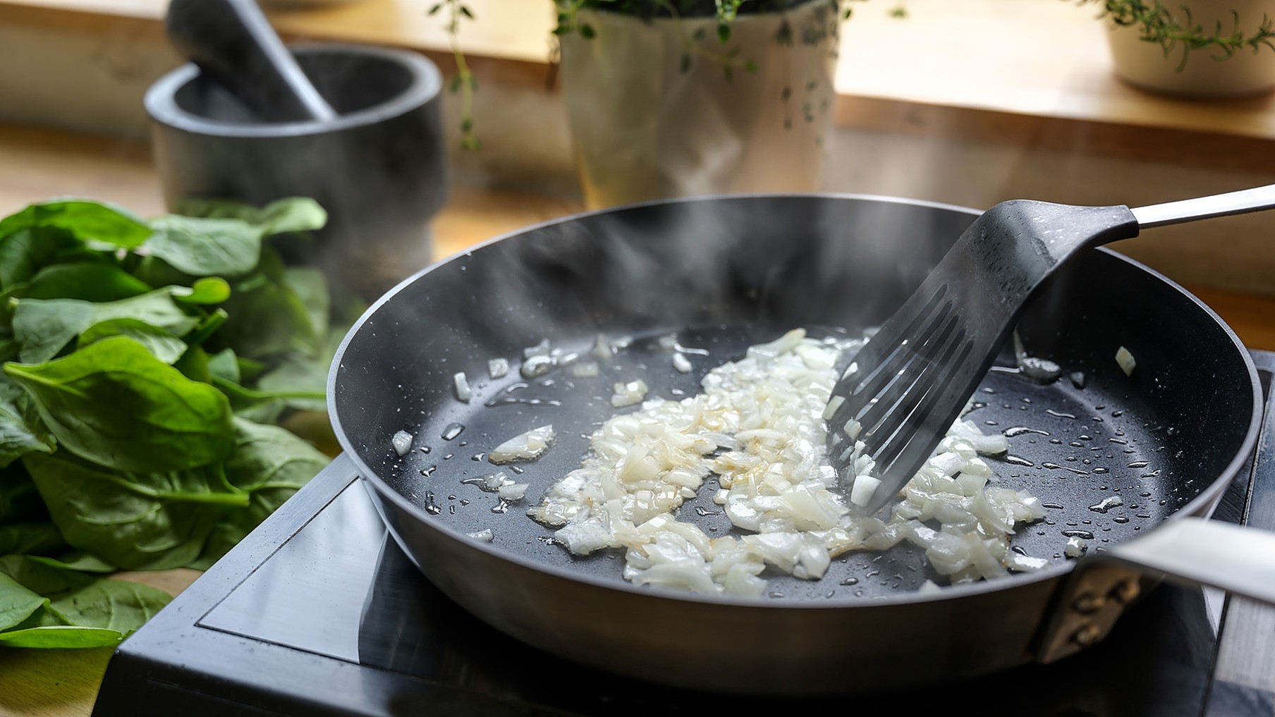 Ingredientul secret pe care sa-l presari peste ceapa cand o calesti. Asa iese aurie si da gust bun mancarii