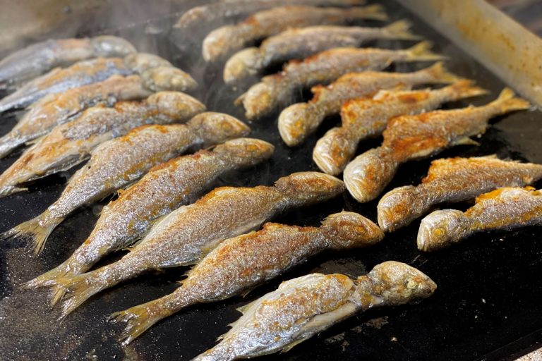 Trucul care te va ajuta enorm. Cum să prăjești pește fără să faci miros în bucătărie