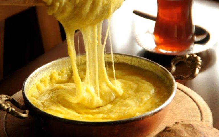 Cum se face mămăliga din serialele turcești. Rețeta te va cuceri pe loc, ce să adaugi pentru un gust de excepție