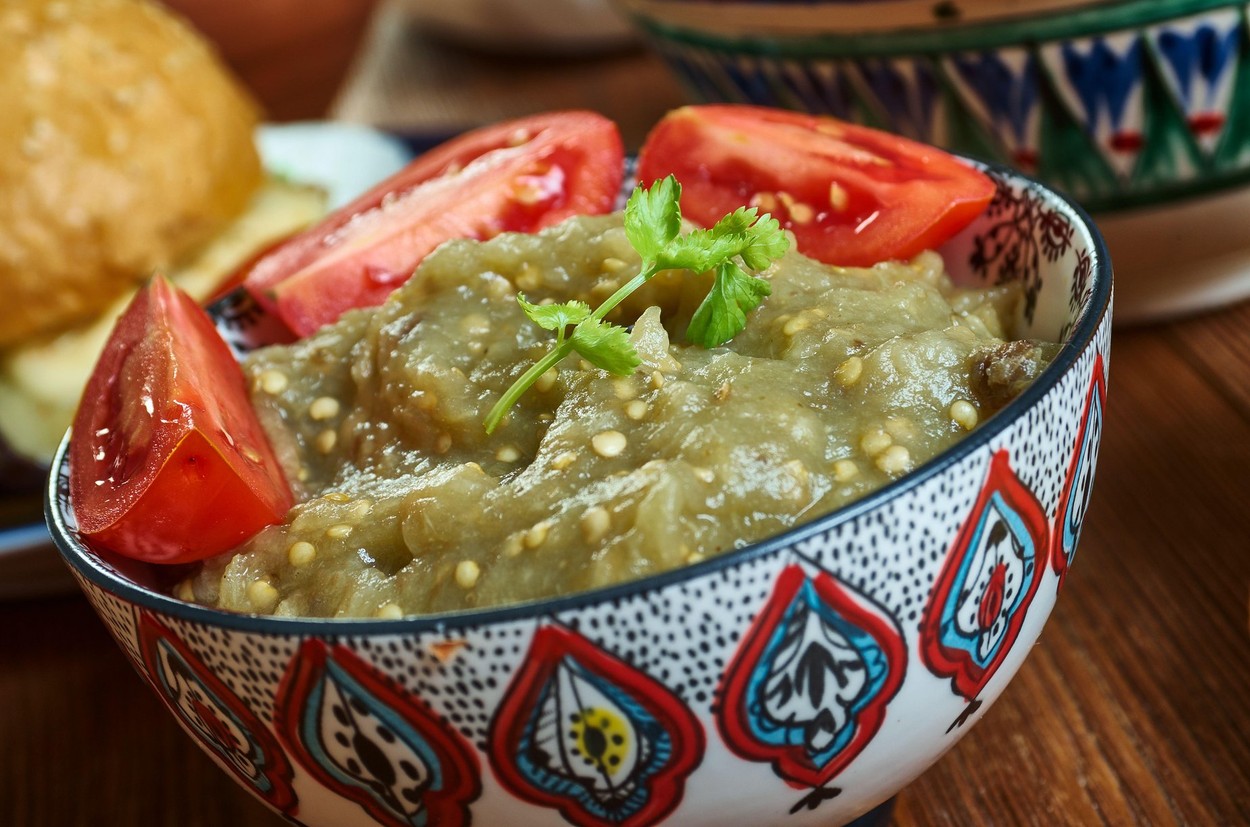 Nu mai pune ulei in salata de vinete. Ce trebuie sa adaugi de fapt pentru un gust deosebit, ingredientul care o face cremoasa si usoara