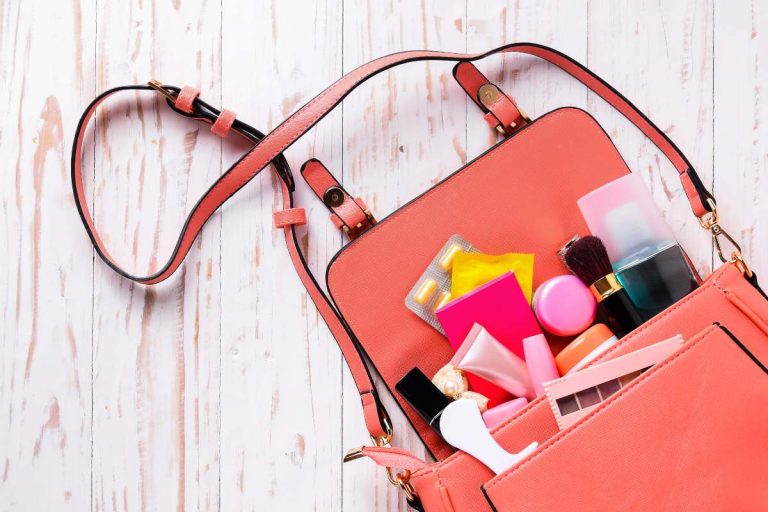 Obiectul pe care să nu-l porți niciodată în geantă. Atrage ghinionul și sărăcia