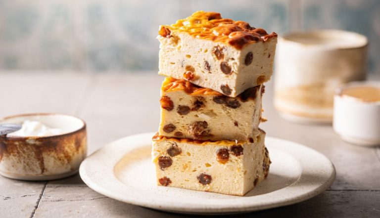 Cât se ține la cuptor plăcinta cu brânză. Secretul ca să iasă absolut delicioasă