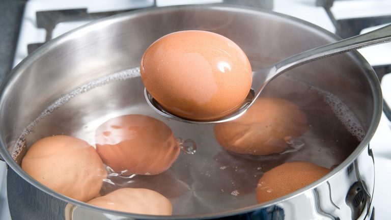 Nu multe gospodine stiu acest secret. De ce să pui oțet în apa în care fierb ouăle. Asta se întâmplă, de fapt
