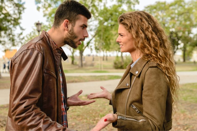 S-a schimbat după ce ne-am mutat împreună. Nu mai vrea să facă nimic în casă, așteaptă doar de la mine