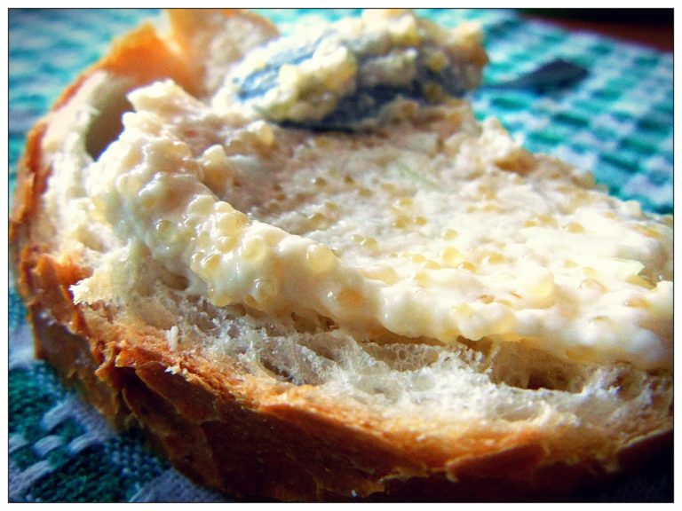 Nu mai pune pâine în salata de icre. Ce trebuie să faci de fapt pentru a nu se tăia, așa iese mult mai gustoasă și cremoasă