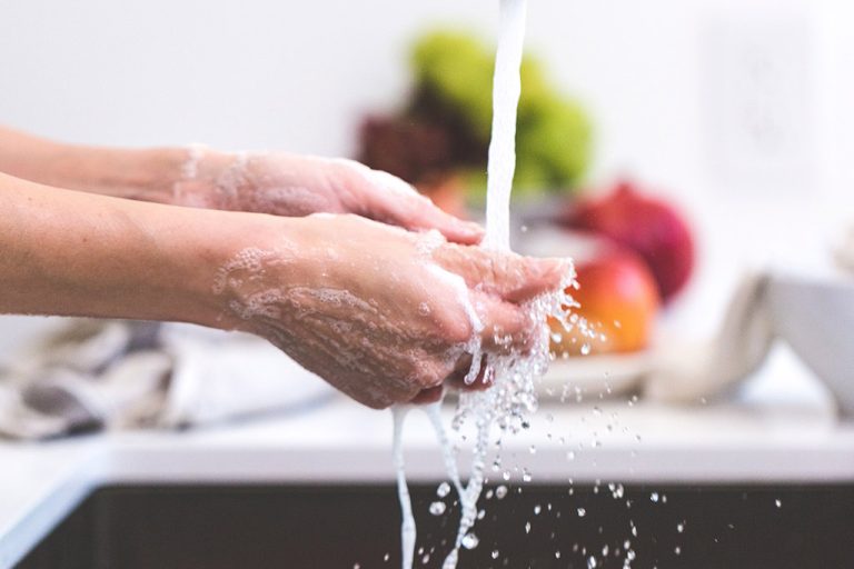 Cum scapi rapid de mirosul de usturoi de pe mâini. Aceste ingrediente sunt soluția