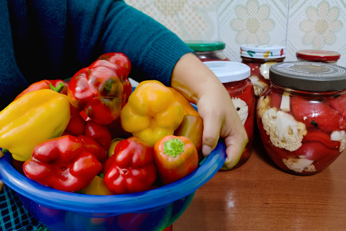 Secretul celor mai buni gogosari in otet. Ce pun gospodinele de la tara in borcane ca sa ramana dulci acrisori pana la primavara. Reteta simpla
