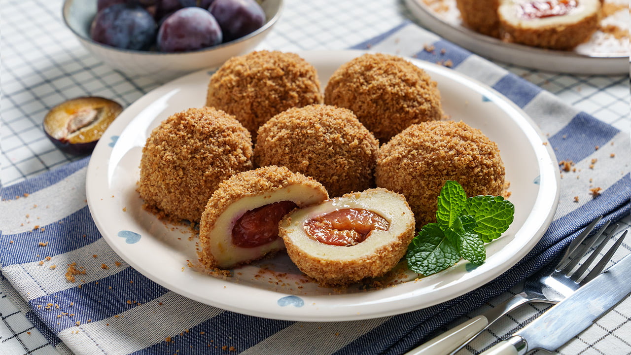 Secretul celor mai pufoase găluște cu prune din Ardeal. Ce să adaugi în aluat ca să se topească în gură