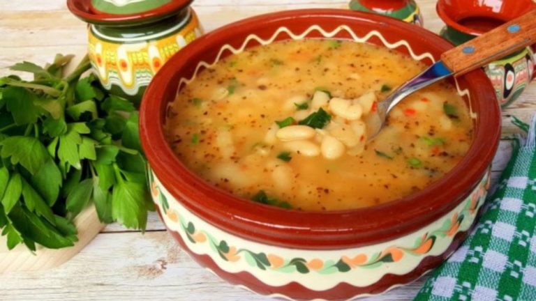 Secretul celui mai bun borș de fasole ca la țară. Ingredientul care face toată diferența