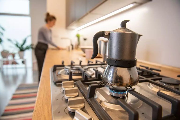 Singurul loc din bucătărie în care trebuie să stea aragazul. La ce distanță să fie de frigider. Strategia arhitecților care îți va ușura munca