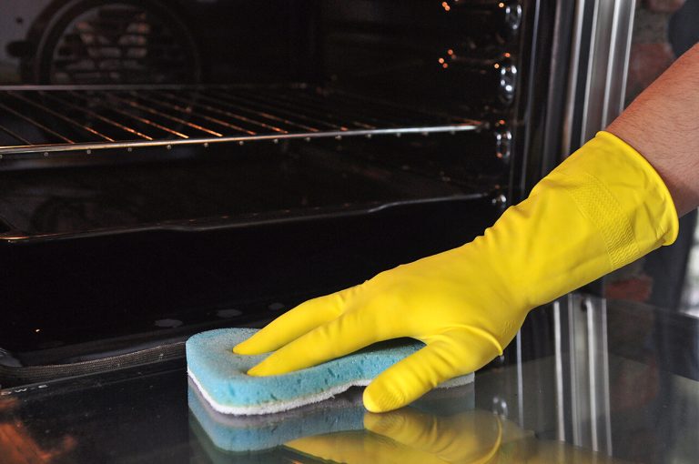 Trucul formidabil prin care să cureți cuptorul foarte murdar fără să obosești. Gospodinele moderne apelează mereu la el