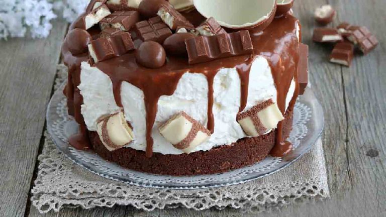 Cea mai simplă și rapidă rețetă de tort. Atât de gustos și însiropat încât l-ai prepara zilnic