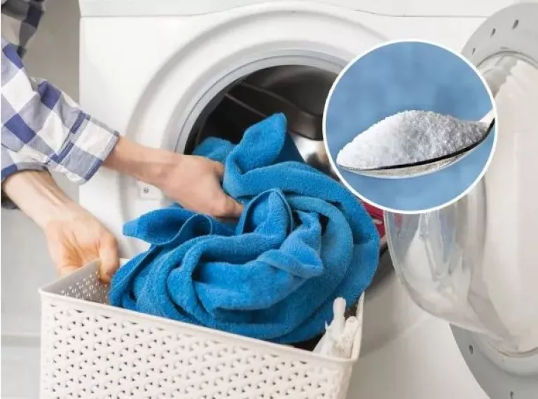 De ce să presari zahăr în mașina de spălat. Trucul uluitor care te scapă de o mare problemă