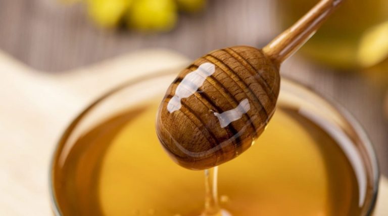 Ce trebuie să faci dacă mierea se lipește de linguriță. Trucul simplu prin care va aluneca repede