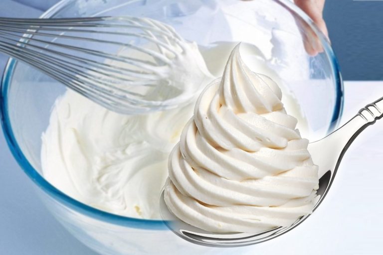 Trucul cofetarilor care salvează frișca prea moale. Ce trebuie să faci cu smântâna ca să se întărească