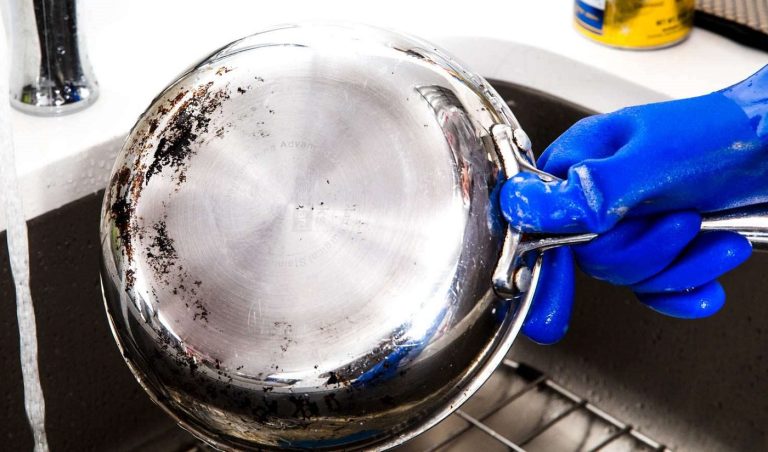 Uită de detergentul de vase. Cu ce se curăță oalele din inox arse, de fapt. Așa le redai strălucirea de altădată