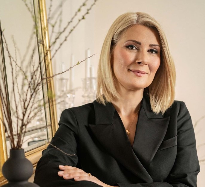 Pe Alessandra Stoicescu o știi de la Observator, însă cine este și cu ce se ocupă soțul ei, de fapt. Cel mai bine păstrat secret al vedetei