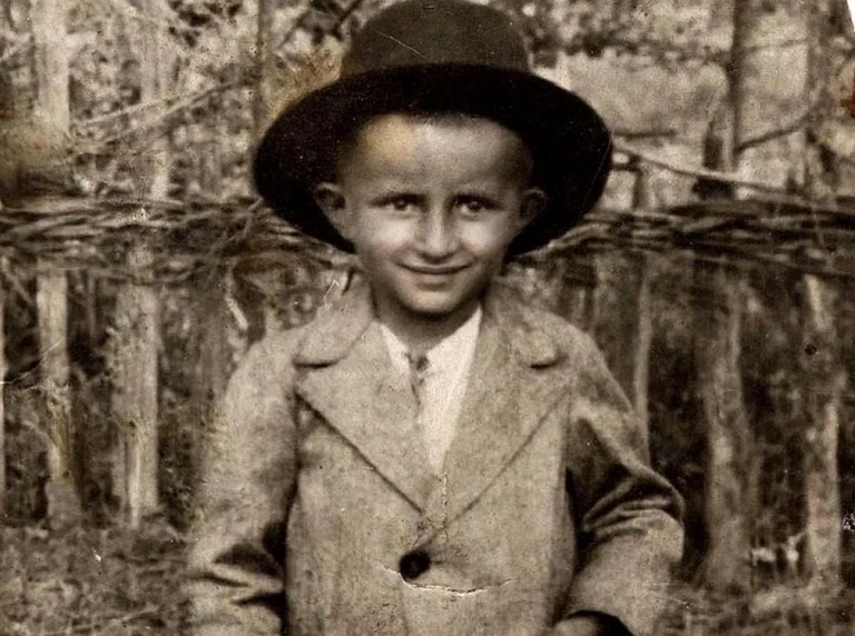 Știi cine este băiețelul din imagine? Nimeni nu i-a dat vreo șansă, dar acum este o mare vedetă în România