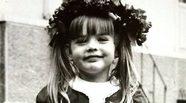 Recunoști fetița simpatică din imagine? Astăzi este o regină a frumuseții în România. Nu-și arată vârsta deloc