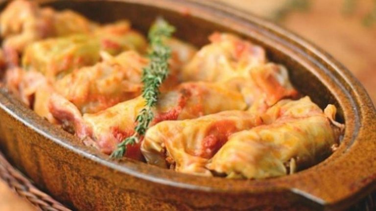 Ce să adaugi pe fundul cratiței când faci sarmale. Ingredientul special care le dă un gust aparte, rețeta de care nu te vei mai sătura