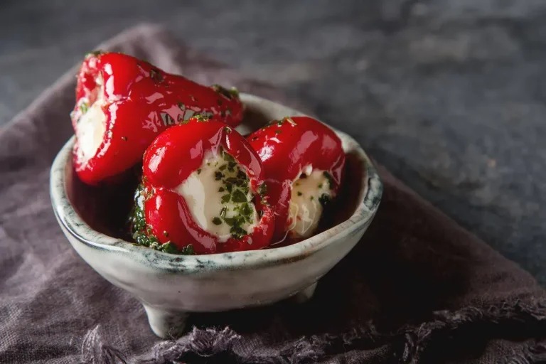 Secretul pentru cei mai buni ardei iuți umpluți cu brânză. Gospodinele folosesc rețeta asta de 30 de ani