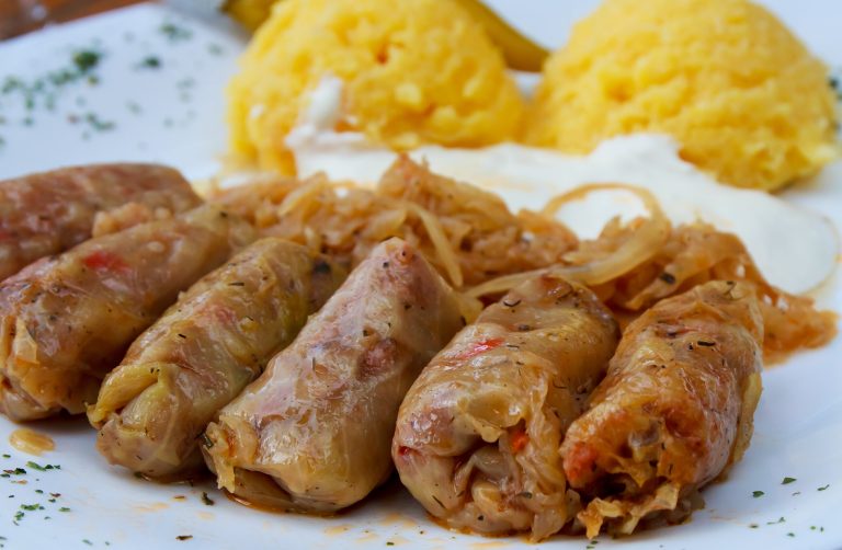 Când se pune bulionul la sarmale, de fapt. Secretul care îi dă tot gustul bun și delicios