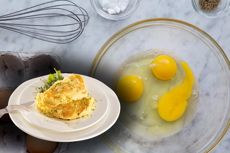 Când se pune laptele în omletă, de fapt. Greșeala pe care o faci mereu, de asta nu iese pufoasă și delicioasă