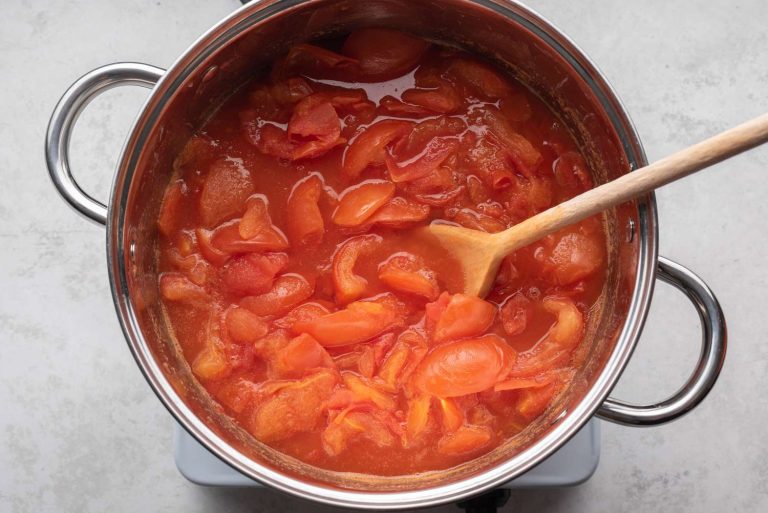 Câtă sare se pune la sucul de roșii, de fapt. Greșeala pe care o fac multe gospodine, motivul pentru care face imediat floare