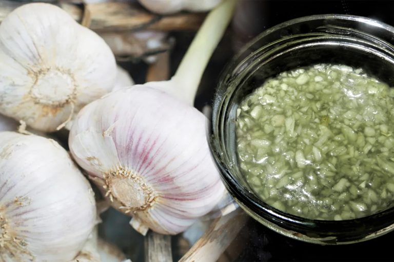 Cu ce să amesteci mujdeiul ca să fie mai bun și delicios. Ingredientul din grădina bunicii schimbă tot gustul